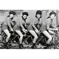 Dimex Fotobehang - Women on Bicycle 375x250cm - Vliesbehang
