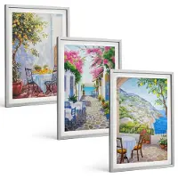 Coloray 3-Delige Schilderij Set - Sfeervolle Straatjes Met Bloeiende Planten En Uitzicht Op Zee. - 40 x 60 cm - Moderne Wanddecoratie - Slaapkamer