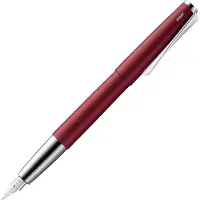 Lamy Studio Royalred Vulpen | Ganzmetalen behuizing | Propeller-clip | Stalen penpunt M | Inclusief blauwe T 10 inktpatroon