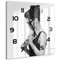 Tulup Wandklok - Vrouw met bril Glazen Wandklok Design - 60x60 cm - Zwart Klok Glas Met Opdruk - Zwarte handen - Vierkante Klok - Wandklok Glas Met Motief - Decoratieve Glazen Klok