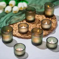 Famanu - Groene Glazen Kaarsenhouder - Creëert sfeervolle verlichting - Set van 8 geribbelde theelichthouders - Perfect voor tafeldecoratie