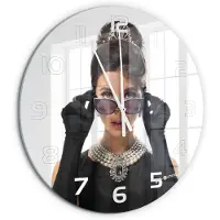 Tulup Wandklok - Vrouw met bril Wandklok Glas Decoratie - fi60 cm - Zwart Gekleurde Glazen Klok - Witte handen - Ronde Klok - Klok Glas Met Opdruk - Moderne Wandklok Glas