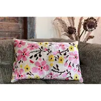 Rozenkelim Ikat velvet kussen geel 60cm x 40cm. Velours fluweel zacht sierkussen inclusief vulling.