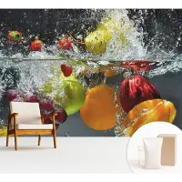 Wallfluent Fotobehang - Grijs Vliesbehang - 312x219 cm - Fruit In Water Muurschildering - Gang behang Voedsel - Fotobehang Vlies - Gang behang