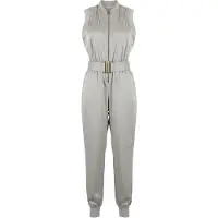Conquista Mouwloze jumpsuit met ritssluiting aan de voorkant en ceintuur in zachtgrijs.
